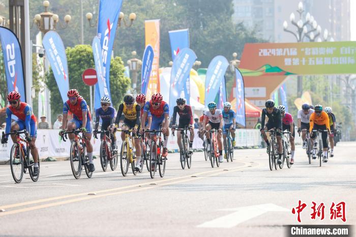 以赛为媒促友谊 第十五届福泉国际自行车节在风