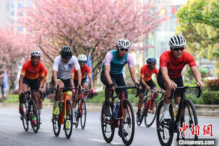 以赛为媒促友谊 第十五届福泉国际自行车节在风