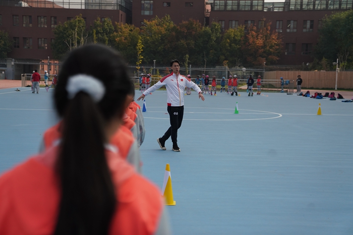 双人滑世界冠军庞清佟健走进校园传授体育精神