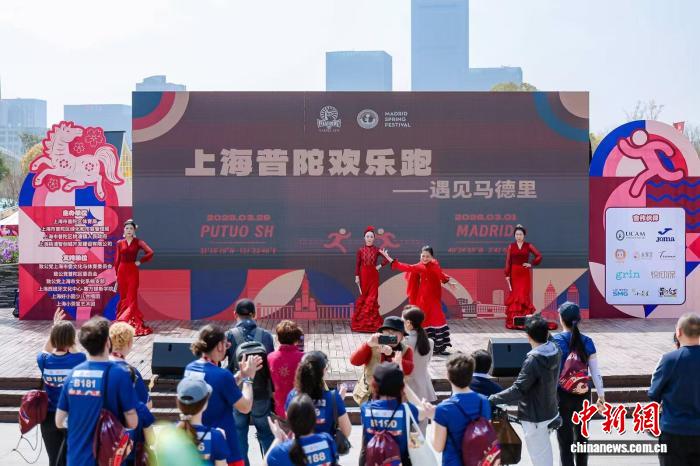 中西文化交融跑动上海普陀 马德里春节跑再续新