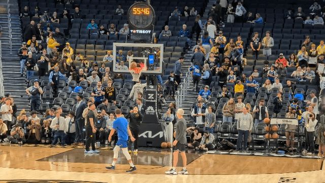 库里赛前热身引热议 球迷晒37张票看完整流程